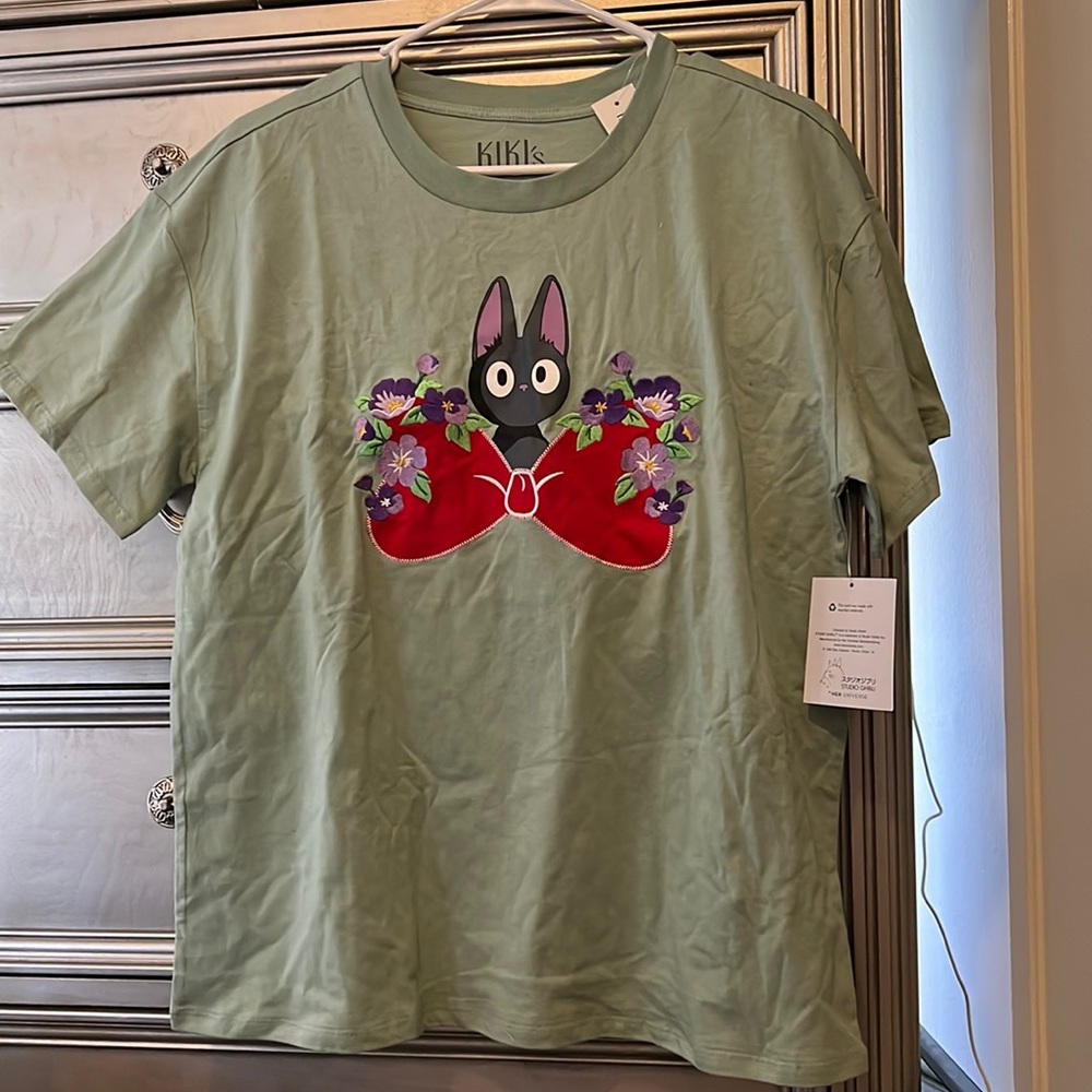 Green Short Sleeve Tee with Cat and Floral Design